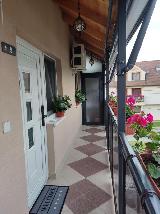 Apartmani Sladjana Novi Sad Exteriör bild